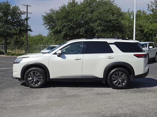 2022 Nissan Pathfinder SV