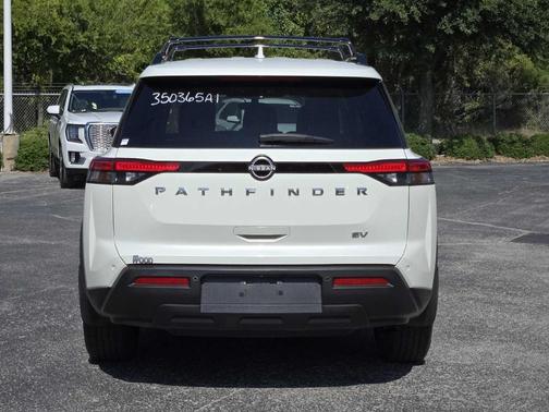 2022 Nissan Pathfinder SV