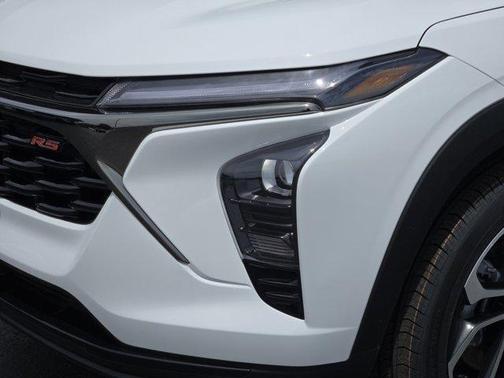 Summit White 2026 Chevrolet Trax 2RS