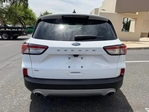 Oxford White 2022 Ford Escape SE
