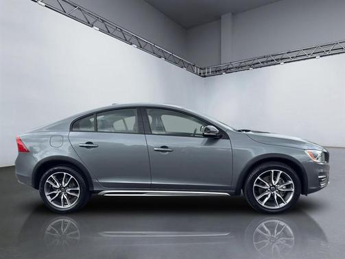 Osmium Grey Metallic 2016 Volvo S60 Cross Country T5 Platinum