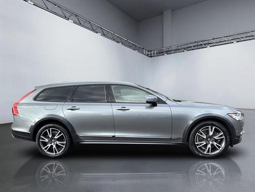 2017 Volvo V90 Cross Country T6