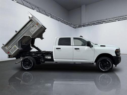 Bright White Clearcoat 2025 RAM 2500 Tradesman Crew Cab 4x4 8' Box