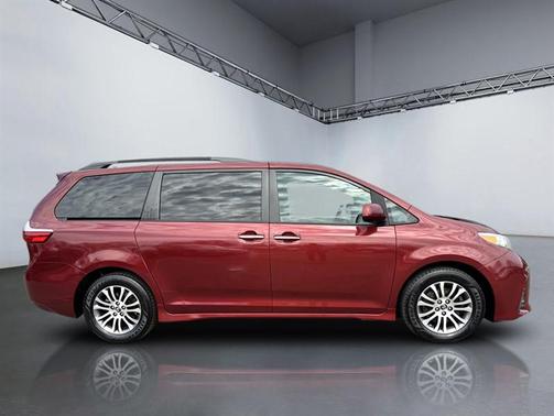2019 Toyota Sienna XLE