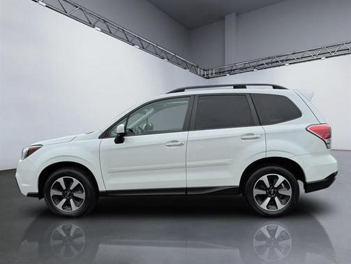 Crystal White Pearl 2017 Subaru Forester 2.5i Premium
