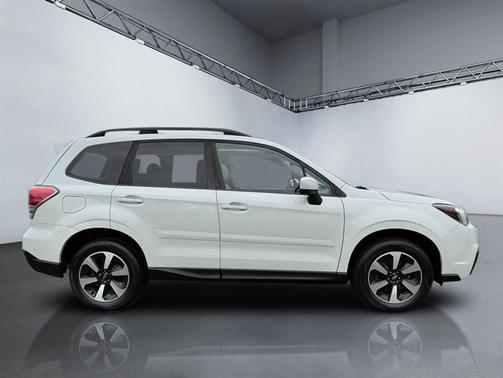 Crystal White Pearl 2017 Subaru Forester 2.5i Premium