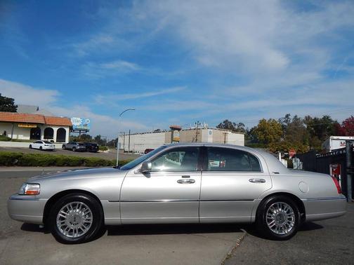 2011 Lincoln Town Car Signature