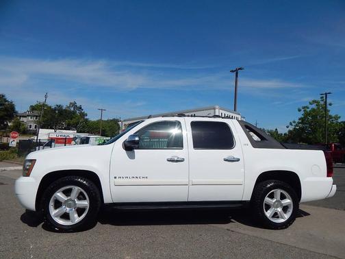White 2008 Chevrolet Avalanche 1500 LTZ