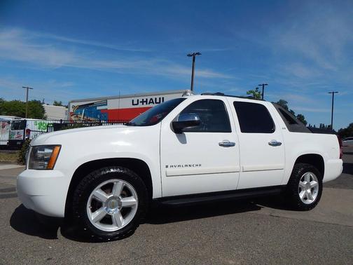 White 2008 Chevrolet Avalanche 1500 LTZ
