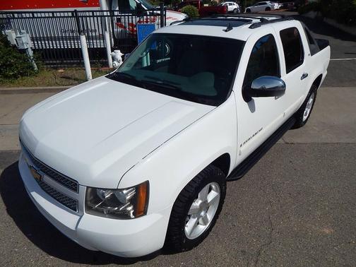 White 2008 Chevrolet Avalanche 1500 LTZ