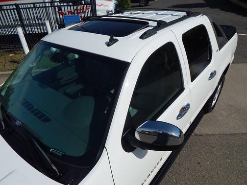 White 2008 Chevrolet Avalanche 1500 LTZ