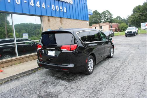 2022 Chrysler Voyager LX