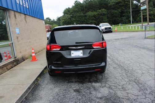 2022 Chrysler Voyager LX