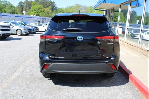 Black 2022 Toyota Highlander Hybrid LE