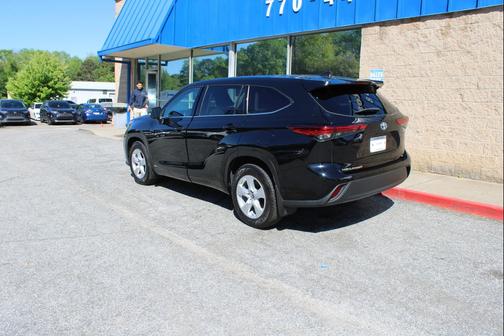 Black 2022 Toyota Highlander Hybrid LE