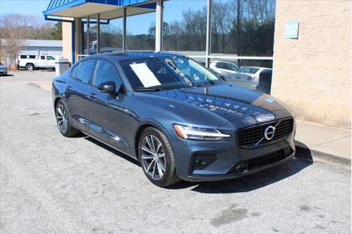 2022 Volvo S60 T5 Momentum
