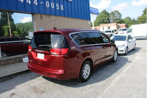 2020 Chrysler Voyager LX
