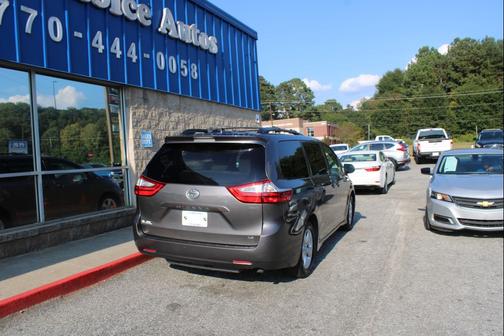 2018 Toyota Sienna LE