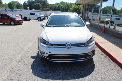 White 2018 Volkswagen Golf Alltrack TSI S