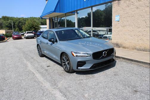 2022 Volvo S60 T5 Momentum