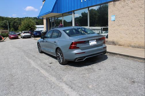 2022 Volvo S60 T5 Momentum
