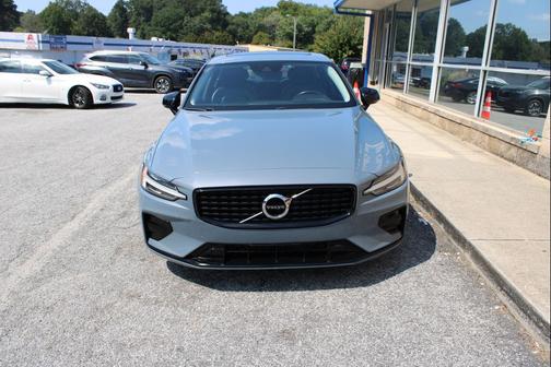 2022 Volvo S60 T5 Momentum