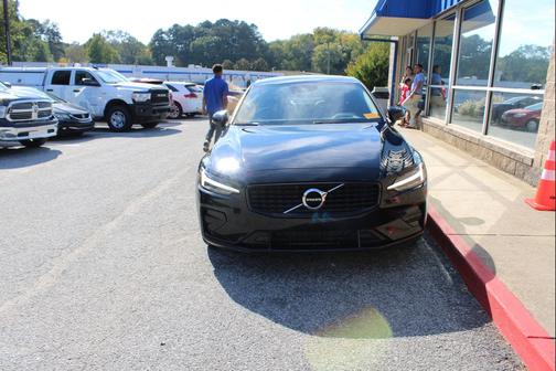 2022 Volvo S60 T5 Momentum