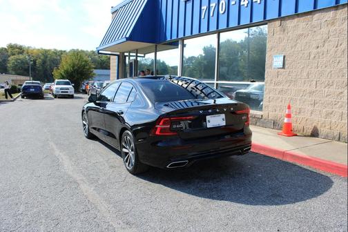 2022 Volvo S60 T5 Momentum