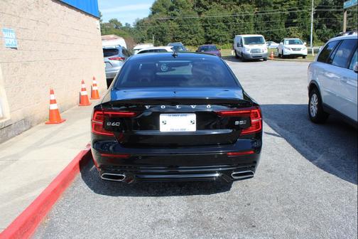 2022 Volvo S60 T5 Momentum