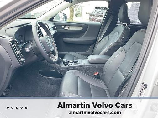 2025 Volvo XC40 Core