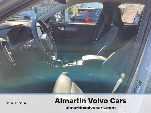 2025 Volvo XC40 B5 Core Bright Theme