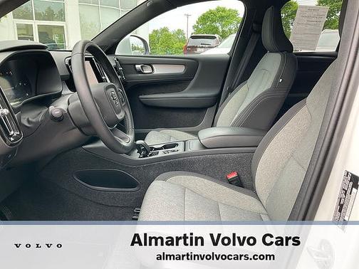 2025 Volvo XC40 Core