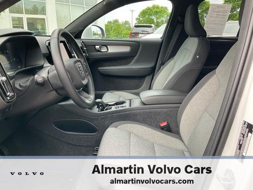 2025 Volvo XC40 B5 Core Bright Theme