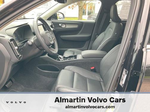 2025 Volvo XC40 B5 Plus Bright Theme