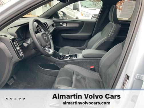 2025 Volvo XC40 B5 Plus Dark Theme