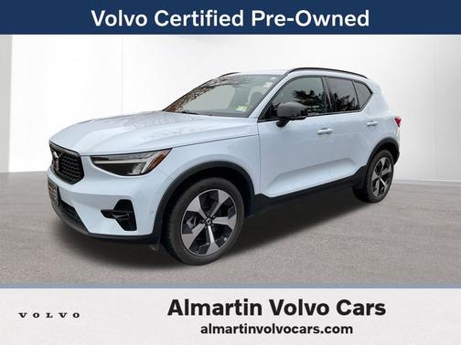 2025 Volvo XC40 B5 Plus Dark Theme