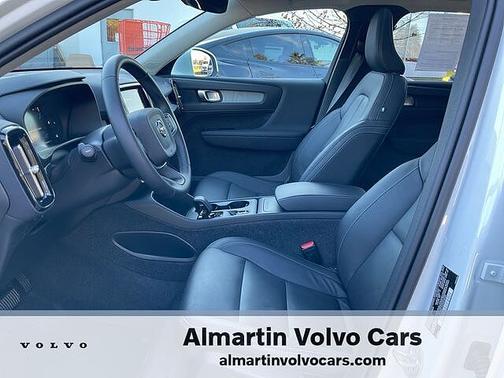 2025 Volvo XC40 Core