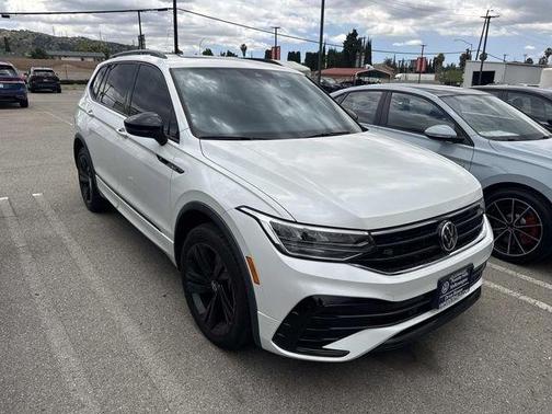 Opal White Pearl Effect 2023 Volkswagen Tiguan 2.0T SE R-Line Black