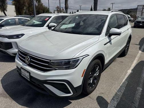 Opal White Pearl Effect 2023 Volkswagen Tiguan 2.0T SE