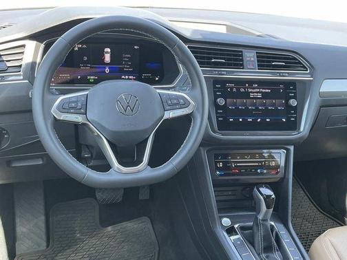 Opal White Pearl Effect 2023 Volkswagen Tiguan 2.0T SE