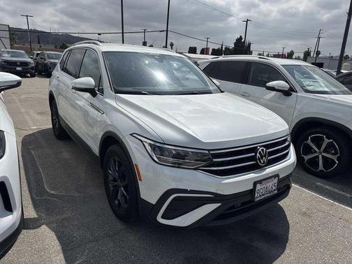 Opal White Pearl Effect 2023 Volkswagen Tiguan 2.0T SE