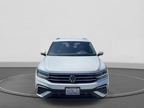 Opal White Pearl Effect 2023 Volkswagen Tiguan 2.0T SE