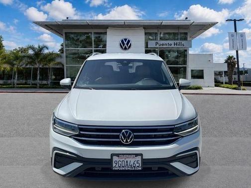 Opal White Pearl Effect 2023 Volkswagen Tiguan 2.0T SE