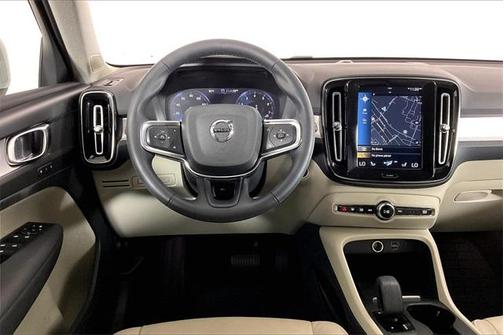 2022 Volvo XC40 T5 Momentum