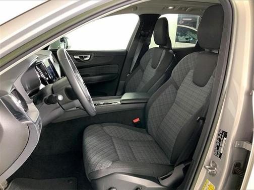 2022 Volvo XC60 B5 Momentum