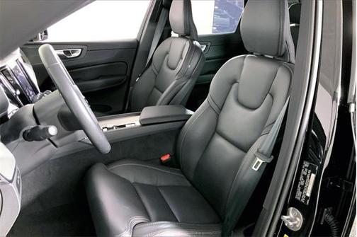 2022 Volvo XC60 B5 Momentum
