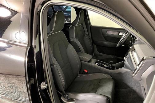 Onyx Black Metallic 2023 Volvo XC40 Recharge Pure Electric Twin Plus