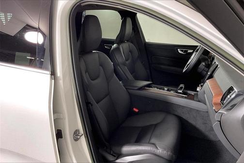 2023 Volvo XC60 Recharge Plug-In Hybrid T8 Plus Bright Theme