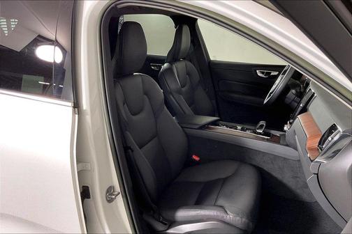 2023 Volvo XC60 Recharge Plug-In Hybrid T8 Plus Bright Theme