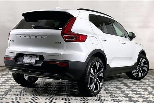 Crystal White 2026 Volvo XC40 B5 Ultra